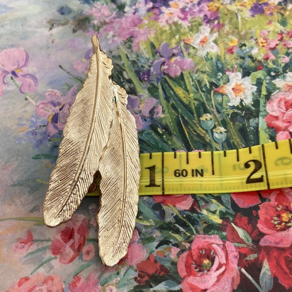 Vintage SIGNED GERRY’s Gold Toned Double Feather Broach - Picture 6 of 6